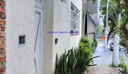 Casa comercial 104m², 03 Salas, 01 cozinha e 04 banheiros.  Excelente localização á 9 minutos andando para a estação do metrô Ana Rosa