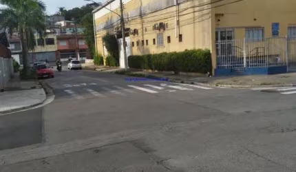 Galpão 700m², 06 banheiros e 03 vagas de garagem.  Excelente localização, entre as Ruas Cachoeira Dourada, Professor Sylla Mattos e Vinte e Cinco