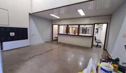 Loja 250m², 02 banheiros.  Excelente localização  à 3 minutos andando para a Estação do Metrô São Bento;  Entre as Ruas São Bento, Libero Badaro