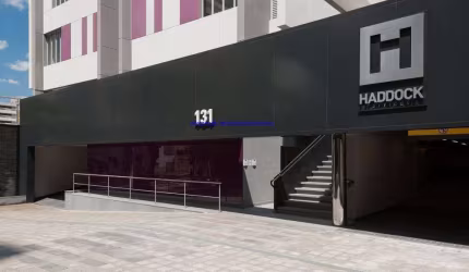 Conjunto Comercial 40m², 01 banheiro e 02 vagas na garagem.   Condomínio com Recepção e Portaria.  Excelente localização