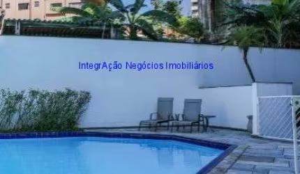 Apartamento Cobertura 454m², 03 dormitórios (sendo 3 suítes), 06 banheiros e 04 vagas na garagem.  Condomínio com Segurança, Portaria, Piscina