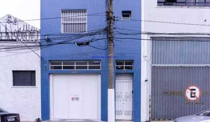 Casa 320m², 05 dormitórios (sendo 01 suíte), 05 banheiros e 04 vagas na garagem;   Excelente localização á 10 minutos andando para a Estação do Metrô
