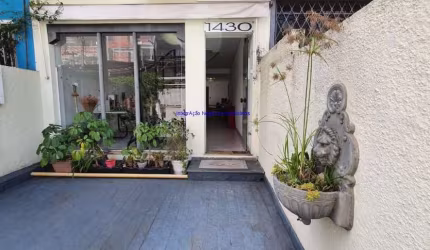 Casa 180m², 03 dormitórios, 03 banheiros e 01 vaga na garagem.  Excelente localização entre as Ruas Tanabi, Dona Germaine Burchard e Avenida Antártica