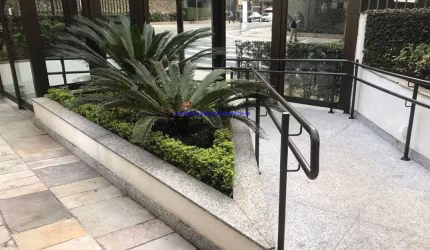 Apartamento 230m², 03 dormitórios (sendo 3 suítes + 01 closet), 05 banheiros e 02 vagas na garagem.  Condomínio com Segurança, Portaria, Piscina, Espa