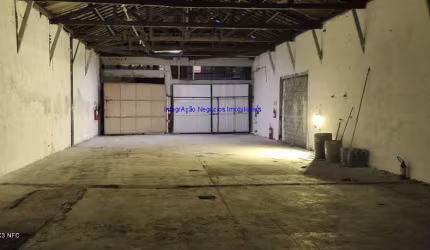 Galpão 500m² Área Útil, 480m² Área Aberta e 02 banheiros.  Excelente localização, á 10 minutos andando para a Estação do Metrô Santa Cecília;