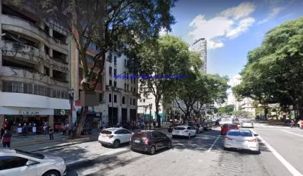 Loja 285m², 02 banheiros.  Excelente localização á 2 minutos andando para a estação do metrô República; Entre as Ruas Sete de Abril, 24 de maio