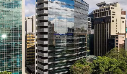Conjunto Comercial 891,74m², 01 banheiro e 19 vagas de garagem.  Condomínio com recepção e segurança.  Excelente localização