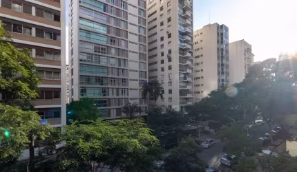 Apartamento 120m², 03 dormitórios (sendo 01 suíte), 03 banheiros e 01 vaga na garagem.  Condomínio com portaria, segurança, piscina,  churrasqueira