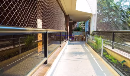 Apartamento 284m², 04 dormitórios (sendo 02 suítes), 03 banheiros e 04 vagas na garagem.  Condomínio com portaria, segurança 24hrs.  Excelente