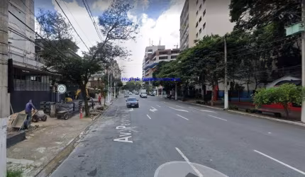 Galpão 160m², 01 banheiro.  Excelente localização á 9 minutos andando para a estação do metrô Faria Lima; Entre as Ruas Maria Carolina, dos Pinheiros