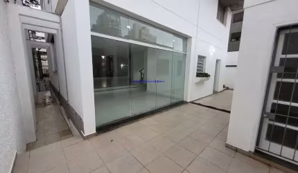 Sobrado 330m², 04 dormitórios (sendo 01 suíte), 04 banheiros e 04 vagas na garagem.  Excelente localização entre as Avenidas Jamaris, Divino Salvador