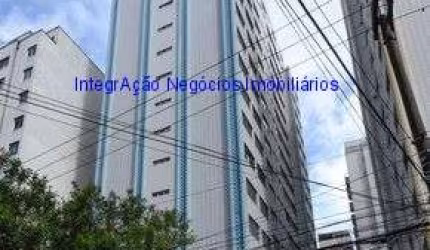 Apartamento 200m², 03 dormitórios (sendo 01 suíte), 02 banheiros e 02 vagas na garagem.  Condomínio com portaria, segurança 24hrs e salão de festa.