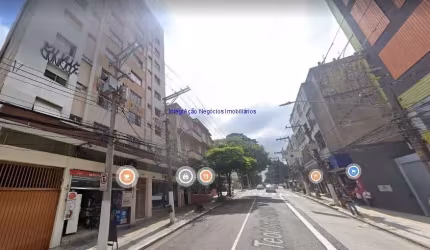 Apartamento 80m², 02 dormitórios, 01 banheiro e 01 vaga na garagem.  Condomínio com portaria, segurança 24hrs.  Excelente localização