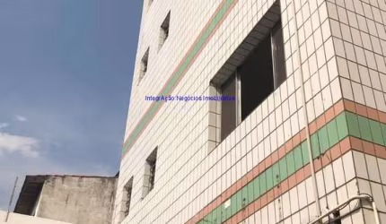 Prédio Comercial 800m², 13 banheiros, 20 vagas de garagem; Possui 4 pavimentos.  Excelente localização entre a Rua Bicudo de Brito