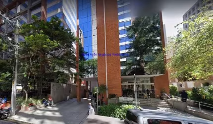 Conjunto Comercial 120m², 02 banheiros e 03 vagas na garagem.  Condomínio com recepção e segurança 24hrs.  Excelente localização
