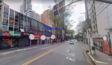 Loja  300m²; Sendo 150m² de subsolo e 02 banheiros   Excelente localização á 9 minutos andando para a estação do metrô Consolação