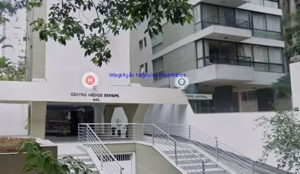 Conjunto Comercial 122m², 04 banheiros e 01 vaga na garagem.  Condomínio com recepção e segurança 24hrs.  Excelente localização