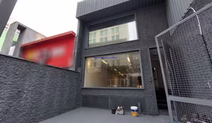 Sobrado comercial 330m², 01 cozinha, 03 salas e 02 vagas na garagem .  Excelente localização entre as Ruas Lourenço Marques, Júlio Diniz