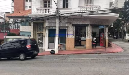 Prédio Comercial 750m², 09 banheiros; Possui 2 andares: piso térreo: 02 lojas; 1º e 2º piso: 07 apartamentos de 90m².  Excelente localização