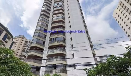 Apartamento 242m², 03 dormitórios, 05 banheiros e 03 vagas na garagem.  Condomínio com portaria, segurança 24hrs, piscina, churrasqueira, playground