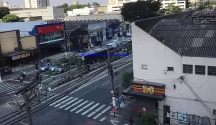 Conjunto Comercial 30m², 01 banheiro e 01 vaga na garagem.  Condomínio com recepção e segurança 24hrs.  Excelente localização