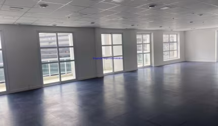 Conjunto Comercial 260m², 03 banheiros e 06 vagas na garagem.  Condomínio com recepção e segurança 24hrs.  Excelente localização