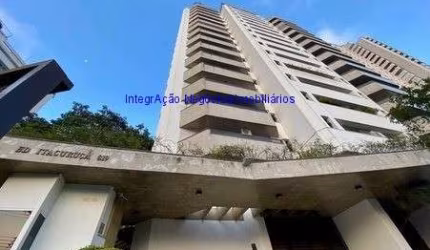 Apartamento 312m², 03 dormitórios (sendo suítes), 04 banheiros e 04 vagas na garagem.  Condomínio com portaria, segurança 24hrs, piscina
