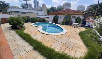 Sobrado 593m², 03 dormitórios,  05 banheiros e 02 vagas na garagem  Excelente localização entre as Avenidas Bagiru, Padre Pereira de Andrade