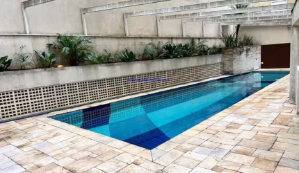 Condomínio com portaria, segurança 24hrs, piscina, salão de festa, churrasqueira, salão de jogos, sala de ginástica e jardim.  Excelente localização