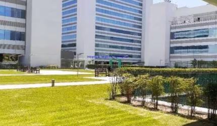 Conjunto Comercial 2.844m², 15 salas, 02 copas, 19 banheiros e 28 vagas na garagem.  Condomínio com recepção e segurança 24hrs.  Excelente localização