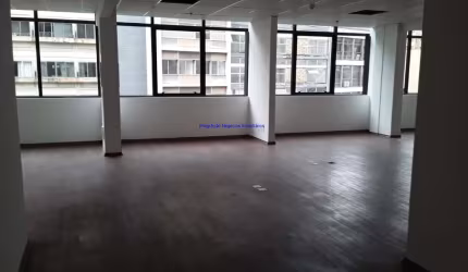Laje Comercial 240m²,  2 banheiros, um banheiro com previsão para PcD e Infraestrutura para mais 2 banheiros . Prédio totalmente reformado e moderno;
