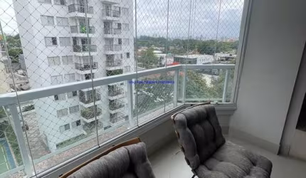 Apartamento 200m², 03 dormitórios (sendo suítes), 06 banheiros e 03 vagas na garagem.   Condomínio com portaria, segurança 24hrs, piscina.