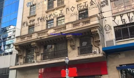 Loja 1.070m², Térreo com amplo salão; Sobreloja 03 salas, 02 banheiros, 02 vestiários e 01 cozinha.    Excelente localização.
