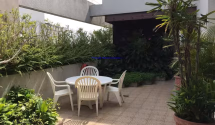 Apartamento Duplex 700m², 04 dormitórios (sendo suítes), 05 banheiros e 04 vagas na garagem.    Condomínio com portaria, segurança 24hrs, piscina.