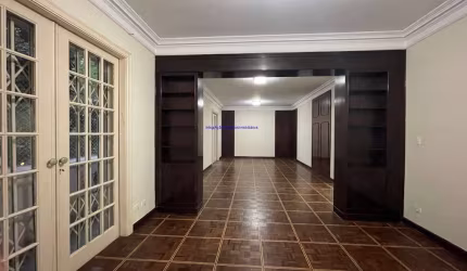 Apartamento 280m², 04 dormitórios (sendo 02 suítes), 03 banheiros e 03 vagas na garagem.  Condomínio com portaria.   Excelente localização.