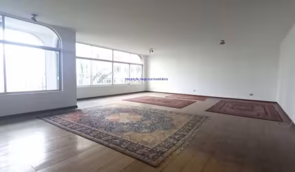 Apartamento 230m², 03 dormitórios (sendo 01 suíte), 02 banheiros e 02 vagas na garagem.   Condomínio com portaria 24hrs.  Excelente localização