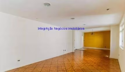 Apartamento 240m², 04 dormitórios (sendo 01 suíte), 03 banheiros e 01 vaga na garagem.   Condomínio com portaria.   Excelente localização