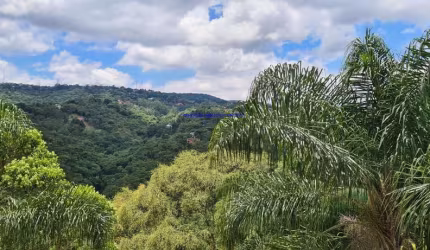 Sobrado Residencial 500m², 04 dormitórios (sendo suítes), 05 banheiros e 05 vagas na garagem; Possui piscina com deck, área goumert e jardim.