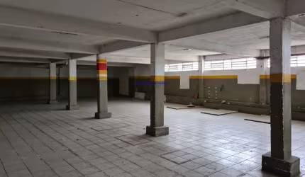 Galpão 1.780m², 01 banheiro, 01 escritório, 05 docas e 06 vagas na garagem.   Excelente localização entre as Ruas Santa Auta, Benedito Guedes