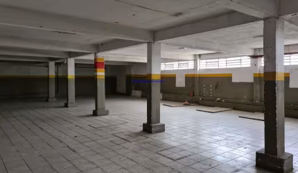 Galpão 1.780m², 01 banheiro, 01 escritório, 05 docas e 06 vagas na garagem.   Excelente localização entre as Ruas Santa Auta, Benedito Guedes