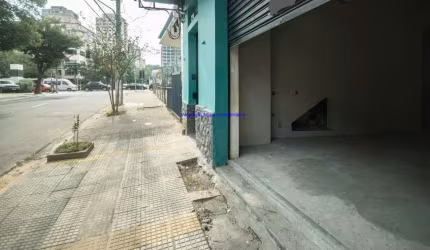 Loja 100m², 01 banheiro.   Excelente localização á 6 minutos andando para a estação do metrô Fradique Coutinho; Entre as Ruas Cônego Eugênio Leite.