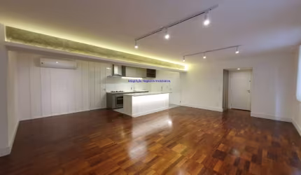 Apartamento 03 dormitórios (sendo 01 suíte), 02 banheiros e 02 vagas na garagem.  Condomínio com portaria e jardim.   Excelente localização