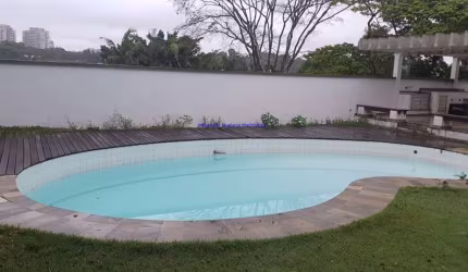 Casa Residencial 830m², 09 dormitórios (sendo 06 suítes, 03 quarto de serviço), 07 banheiros e 08 vagas na garagem; Possui piscina, churrasqueira
