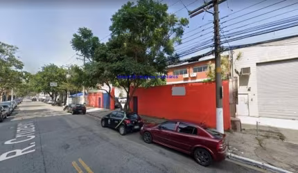 Prédio Comercial 680m², 04 salas de escritórios, 01 sala ampla, salas de reuniões, refeitórios, vestiários, 02 banheiros e 60 vagas na garagem.