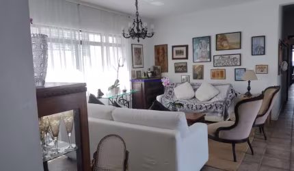 Apartamento 210m², 03 dormitórios (sendo 01 suíte), 02 banheiros e 02 vagas na garagem.    Condomínio com portaria 24hrs e salão de festa.