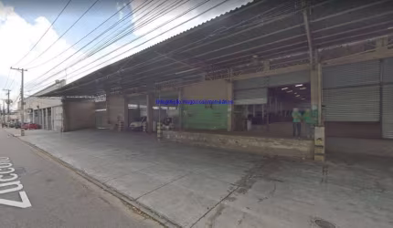 Galpão 5.271m², portaria, 14 Acessos elevados para carga e descarga, 02 docas, rampa de acesso, área de escritório e administração, almoxarifado.