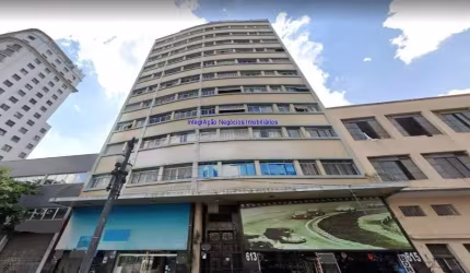 Apartamento 90m², 02 dormitórios e 01 banheiro.  Condomínio com portaria.   Excelente localização á 9 minutos andando para a estação do metrô