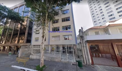Apartamento 350m², 04 dormitórios (sendo 01 suíte), 02 banheiros e 02 vagas na garagem.    Condomínio com portaria 24hrs.  Excelente localização.