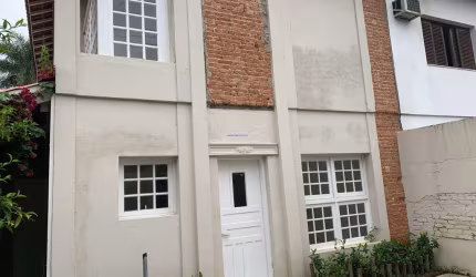 Sobrado Residencial 230m², 04 dormitórios ( sendo 01 suíte), 04 banheiros e 05 vagas na garagem.    Excelente localização