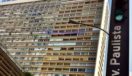 Conjunto Comercial 41m², 01 banheiro e 01 vaga na garagem.  Condomínio com portaria e segurança 24hrs.   Excelente localização.